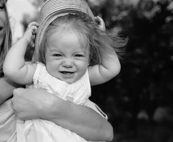 Mère et fille ensemble à l'extérieur — Photo