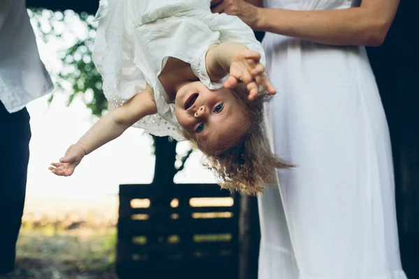 Madre giocare con la sua piccola figlia — Foto Stock