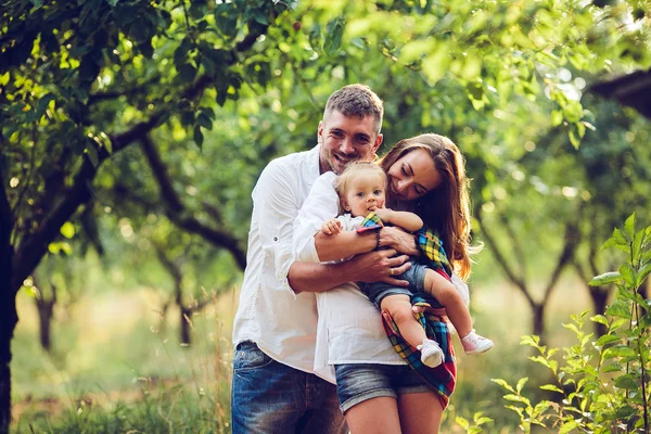 Papá, mamá y la niña en la granja — Foto de Stock