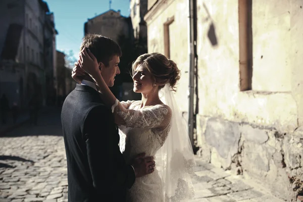 Mariée et marié posant dans les rues — Photo