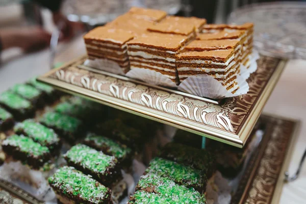 Lezzetli süslü düğün pastası