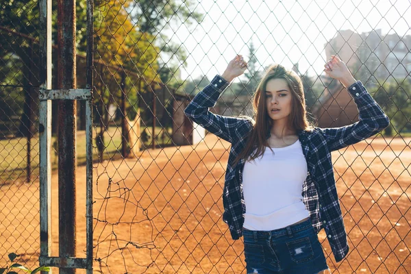 Menina bonita jovem posando — Fotografia de Stock