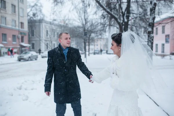 Menyasszony és a vőlegény, séta — Stock Fotó