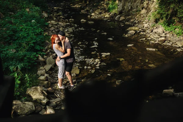 Nádherný pár na pozadí lesa — Stock fotografie