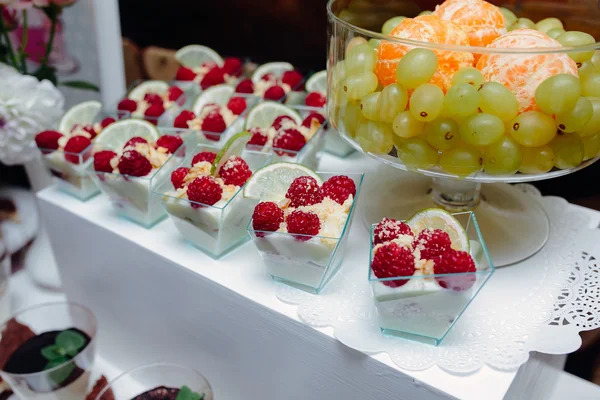 Lezzetli süslü düğün pastası ve meyve — Stok fotoğraf
