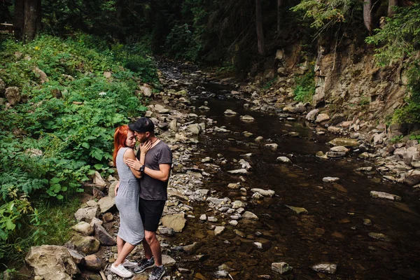 Hermosa pareja en el fondo del bosque — Foto de Stock