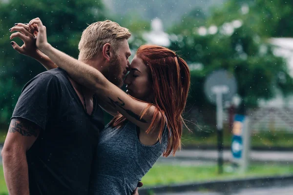 Hermosa pareja besándose en la lluvia — Foto de Stock