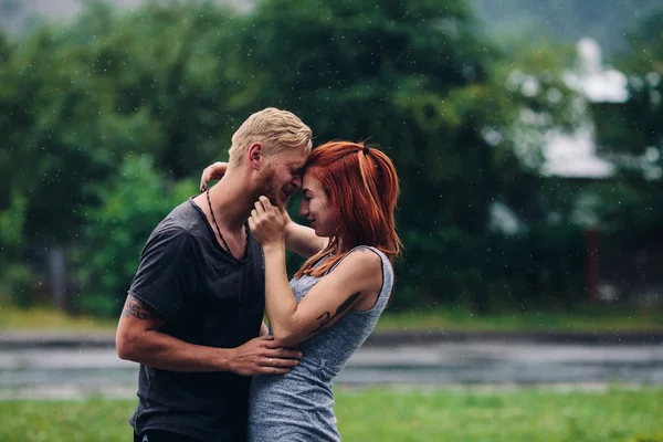 Lindo casal abraçando na chuva — Fotografia de Stock