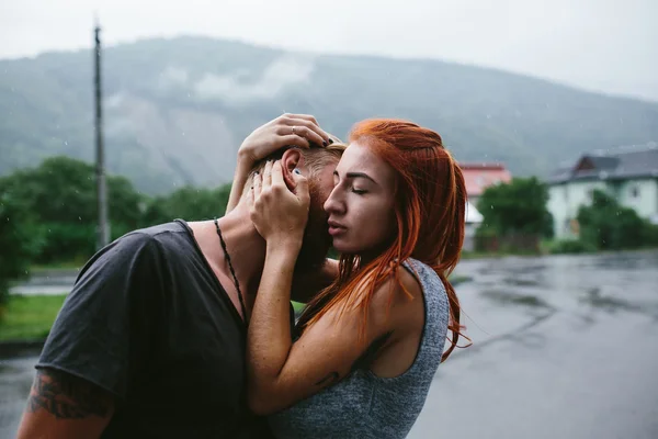 Hermosa pareja abrazándose en la lluvia — Foto de Stock