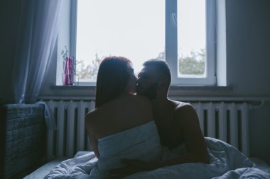 genç bir çift yatakta birlikte