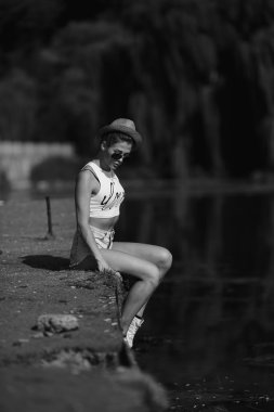 iskelede oturan güzel kız