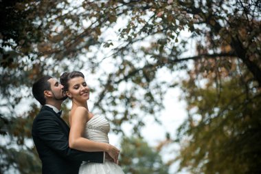 Arkadan kucaklayan gelin damat