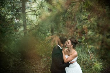 Gelin ve damat dans birlikte ormanda