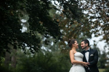 Poz güzel düğün çifti