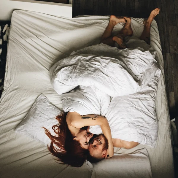Ungt par i sängen tillsammans — Stockfoto