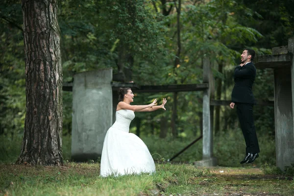 Nevěsta a ženich s fun — Stock fotografie