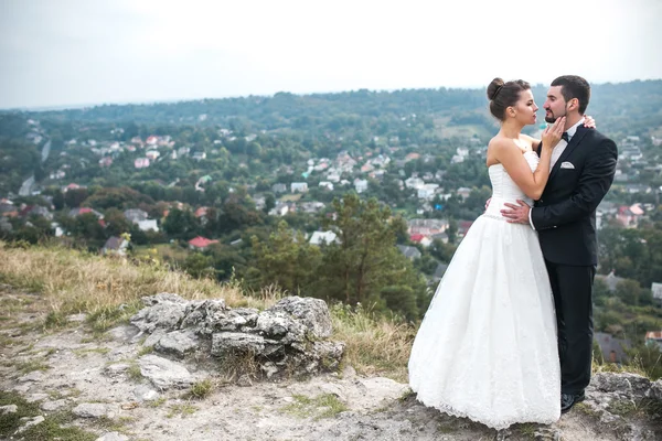 Couple de mariage posant pour la caméra — Photo