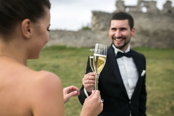 Невеста пара звонких бокалов шампанского — стоковое фото