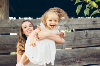 Anne kızıyla oynuyor.