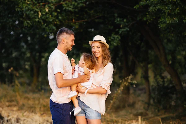 Vater, Mutter und Tochter — Stockfoto