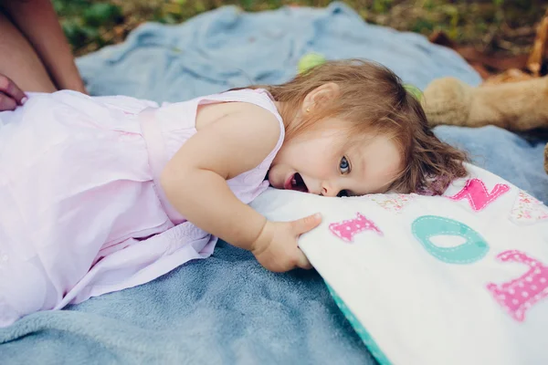 Malá dcerka ležící — Stock fotografie