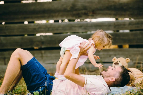 Padre e figlia sul prato — Foto Stock