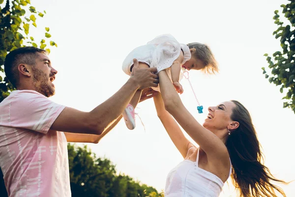 Genitori e bambini si divertono — Foto Stock