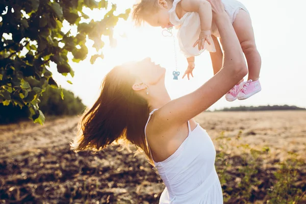 Madre giocare con figlia — Foto Stock