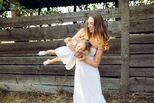 Mutter spielt mit Tochter — Stockfoto