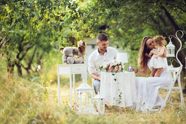 Junge Familie mit Kind — Stockfoto