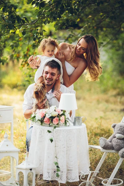 Familia joven con niño —  Fotos de Stock