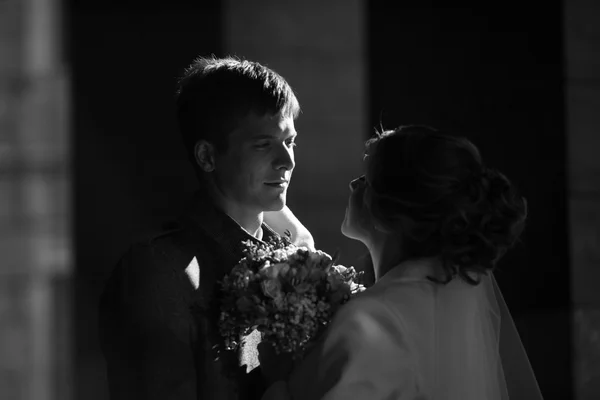 Novia y novio posando — Foto de Stock