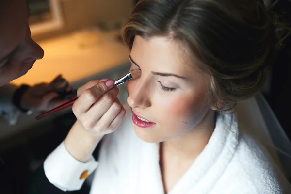 Applying make up to bride — Stock Photo, Image