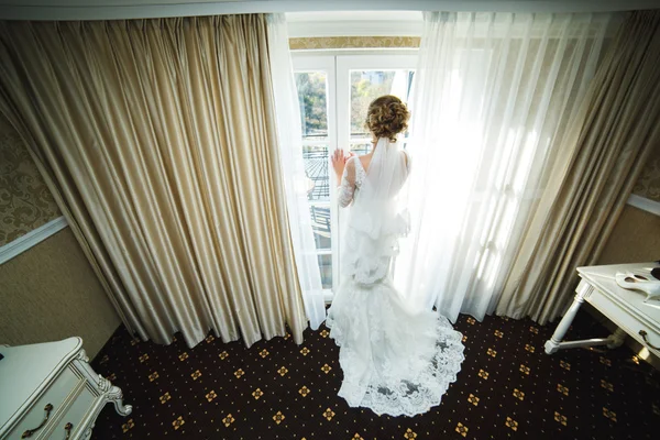 Sposa guardando attraverso la finestra — Foto Stock