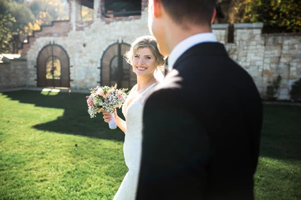 Braut und Bräutigam haben Spaß — Stockfoto