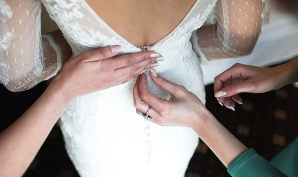 Sposa indossando il suo vestito — Foto Stock