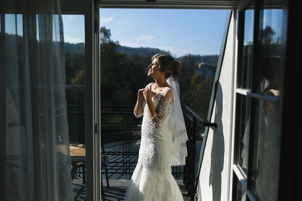 Sposa in una camera d'albergo — Foto Stock