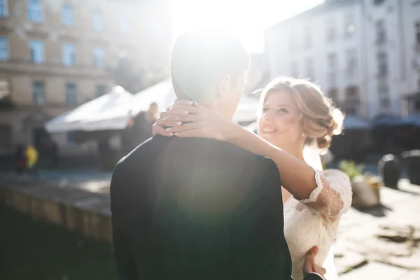 Novia y novio posando —  Fotos de Stock