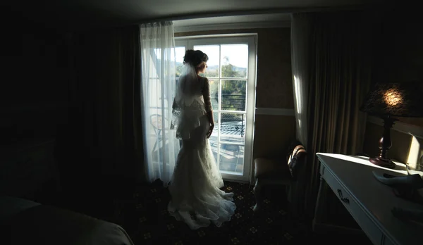 Mariée regardant par la fenêtre — Photo