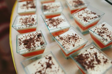 Lezzetli kek ile tepsi