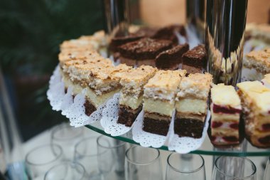 Lezzetli kek ile tepsi