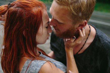 yağmur altında güzel Çift