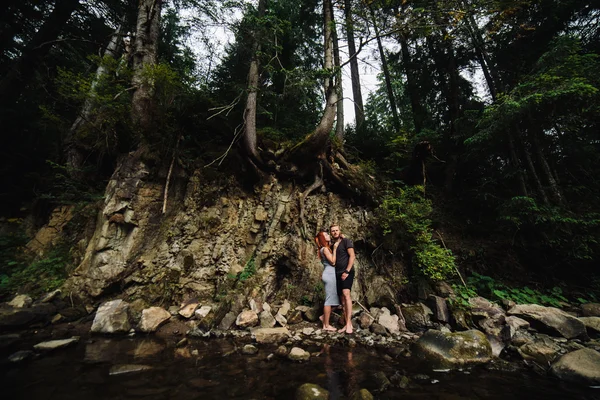 Beau couple en forêt — Photo