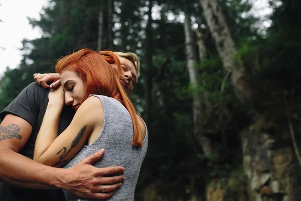 Uomo e donna nella natura — Foto Stock