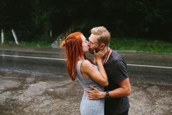 Beau couple sous la pluie — Photo