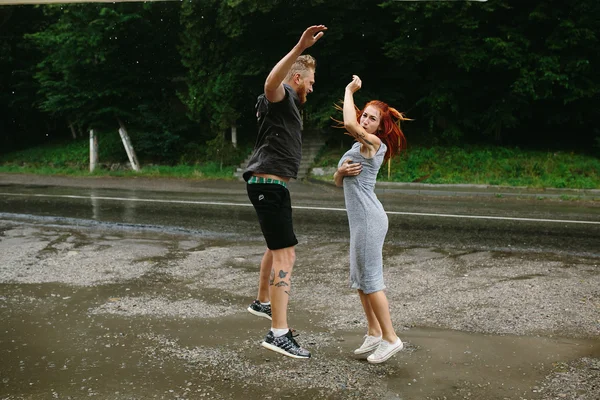 Hermosa pareja en la lluvia — Foto de Stock