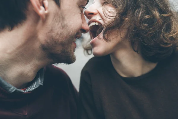 Hermosa pareja riendo —  Fotos de Stock