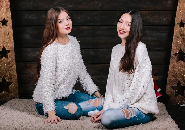 Flickorna sitter på golvet — Stockfoto