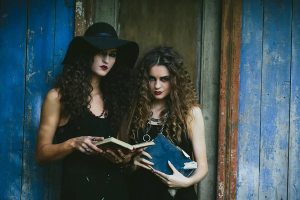Dvě krásné čarodějnice — Stock fotografie