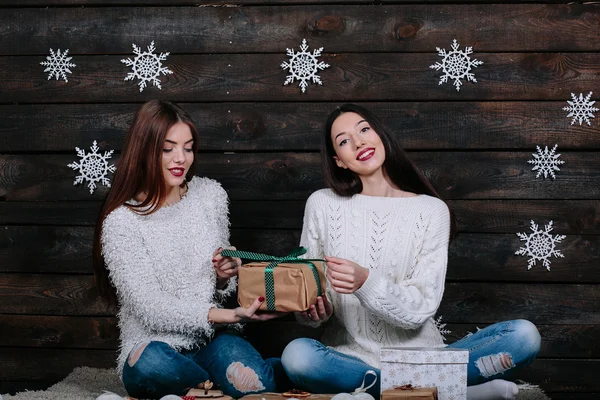 Dwie dziewczyny rozpakować prezenty — Zdjęcie stockowe